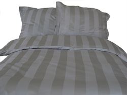 Dobbelt satin strib. sengesæt str. 200x200/2x60x63 cm. L.grå